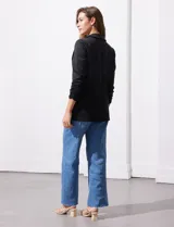 Blazer verde manzana marca Robert Louis, con cuello con solapa, abertura central con botón, bolsillos delanteros y mangas ¾ con frunce.