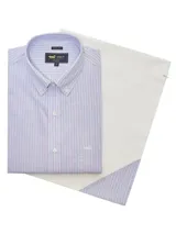 Camisa de manga larga para hombre RKF, con cuello americano abotonado, calce regular y bolsillo en el pecho con logo bordado. Diseño a rayas verticales azules y rojas sobre fondo blanco.