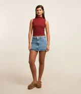Blusa sin mangas color bordó, confeccionada en tejido rib con cuello alto.