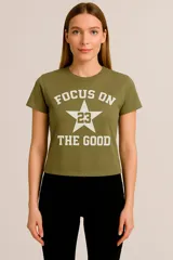 Remera gris con estampado de una estrella con animal print.