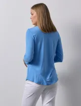 Remera celeste de modal con cuello cuadrado y apliques de aros metálicos.