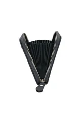 Billetera pequeña de tela color azul marino con cierre de cremallera y tirador de cuero.