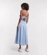 Vestido midi celeste confeccionado en jeans, con tirantes finos, escote en V, lazo en la espalda y detalle cutout.