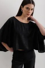 Blusa negra de lino con mangas anchas y corte crop.