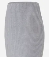 Pollera midi gris de rib acanalada con hilo metalizado, cintura elástica, abertura lateral y bajo ondulado.
