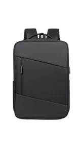 Mochila negra con bolsillo frontal con cierre, bolsillos laterales, cargador USB integrado, compartimento para laptop y asa de mano. La espalda acolchada brinda comodidad.