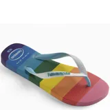 Sandalias Havaianas Top Pride con suela a rayas con los colores del arcoíris, tiras blancas con textura y logo de la marca.