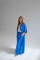 Pantalón palazo azul francia de lino italiano, con cintura elastizada.