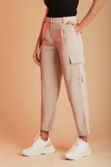 Pantalón color beige, de corte recto, con bolsillos laterales tipo cargo y bolsillos traseros con solapa.