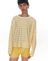 Microshort amarillo de lycra, corte ajustado y tiro medio.