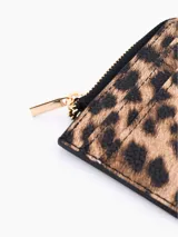 Billetera pequeña con estampado de leopardo, cierre superior con cremallera dorada y ranuras para tarjetas en el frente.
