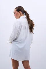 Camisa blanca de mangas largas con botones.