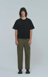 Pantalón cargo verde militar de corte recto y tiro alto, con bolsillos laterales con solapa y etiqueta con logo en la pierna.