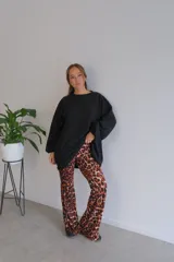 Pantalón Oxford con estampado animal print color marrón y negro.