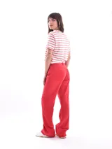Pantalón de jean recto color rojo con bolsillos laterales.