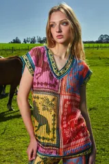 Remera de mangas cortas con escote en V y estampado multicolor con motivos ecuestres.