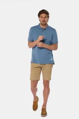 Bermuda clásica color beige confeccionada en algodón con elasticidad, con bolsillos laterales y detalle en bolsillo trasero.