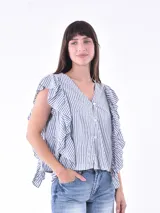 Camisa de mangas cortas con cuello en V y volados en los hombros, a rayas verticales azules y blancas.