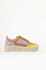 Zapatillas deportivas de cuero color beige con detalles en lila y amarillo.