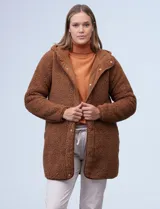 Campera de sherpa color marrón, con abertura central de botones y capucha no desmontable.