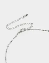 Collar corto dorado con dije de mariposa calada y un cristal en el centro.
