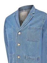 Chaqueta de jean celeste con cuello de solapa, cierre con botones y cuatro bolsillos frontales.