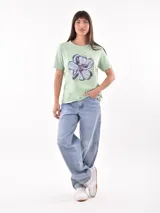 Remera blanca de algodón con estampado de limones y texto en azul.
