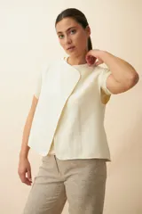 Chaleco marrón con solapas amplias y terminaciones envivadas. Diseño reversible y sin mangas.