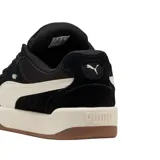 Championes Puma Lifestyle SK8 SD grises con detalles en blanco y suela marrón. Confeccionados en gamuza y tela, con logo de Puma en el lateral. Inspirados en el skateboarding.