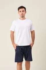 Bermuda deportiva de nylon color verde militar, de corte suelto, con cintura elástica, cordón de ajuste, detalles de líneas en los costados y bolsillos con cierre.