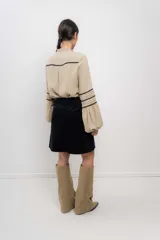 Minifalda negra de terciopelo con spandex y volantes en diagonal.
