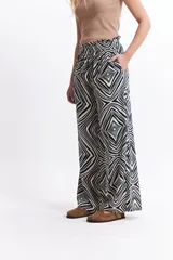 Pantalón palazzo con estampado geométrico en blanco y negro, cintura elastizada y corte fluido.