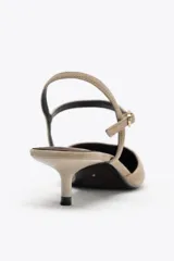 Zapato destalonado color beige de ante, con punta fina, pulsera al tobillo con hebilla y tacón kitten.