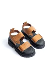 Sandalias negras con plataforma y doble tira con ajuste de velcro.