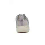 Zapatillas grises con detalles en lila, cordones elásticos y suela blanca.