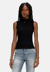 Top sin mangas ajustado al cuerpo, color negro, confeccionado en punto elástico acanalado con cuello alto. Presenta un pequeño logo bordado en la zona del pecho.