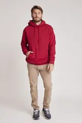 Sudadera con capucha roja, de corte holgado y con bolsillo tipo canguro.