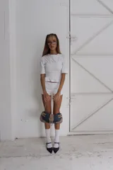 Bolso baguette vintage de gabardina negra con detalles de cuero natural color marrón. Tiene correa corta para llevar al hombro, cierre YKK de aluminio plateado y chapa colgante con el logo de la marca.