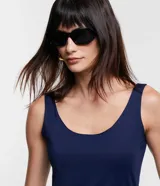 Musculosa azul marino de poliamida con escote en U y breteles anchos.