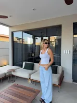 Pantalón de jean celeste con corte wide leg y bolsillos delanteros y traseros.