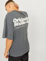 Camiseta gris de manga corta y cuello redondo con logo pequeño estampado en el pecho.