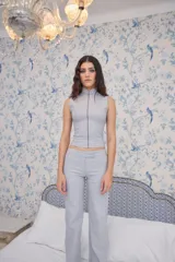 Pantalón de vestir celeste con corte recto y tiro medio.