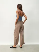 Pantalón negro de corte ancho.