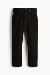Pantalón de jean negro, de corte recto, con bolsillos delanteros y traseros.