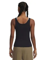 Musculosa deportiva negra de Under Armour, de corte ajustado y tela suave de secado rápido.