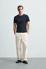Camiseta marrón de corte slim fit, confeccionada en tejido de algodón con elasticidad, cuello redondo y manga corta.