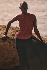 Musculosa marrón con escote redondo y diseño de punto smock.