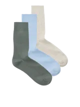 Pack de tres pares de medias de corte medio, con tejido de punto. Un par color verde musgo, un par celeste y un par beige.