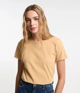 Remera celeste de media malla con cuello redondo y mangas cortas dobladas.