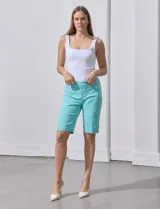 Bermuda de gabardina elastizada color celeste, marca Zac & Rachel. Tiene pretina ancha elastizada.